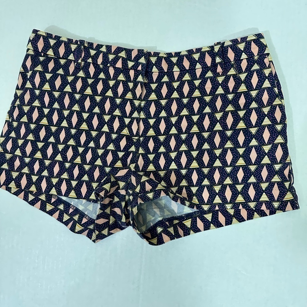 H & M sz 8 shorts in a pretty print. Has pockets. EUC. Worn very little.